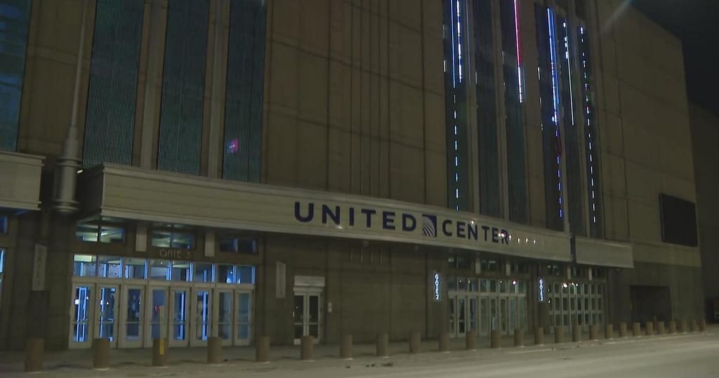 United Center Concession Workers Walk Off The Job