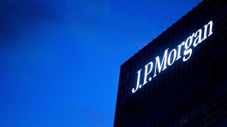 JPMorgan beats fourth-quarter revenue estimates